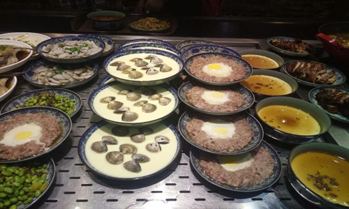 学校启动“陪餐制” 洗碗、消毒设备共同把关餐食安全